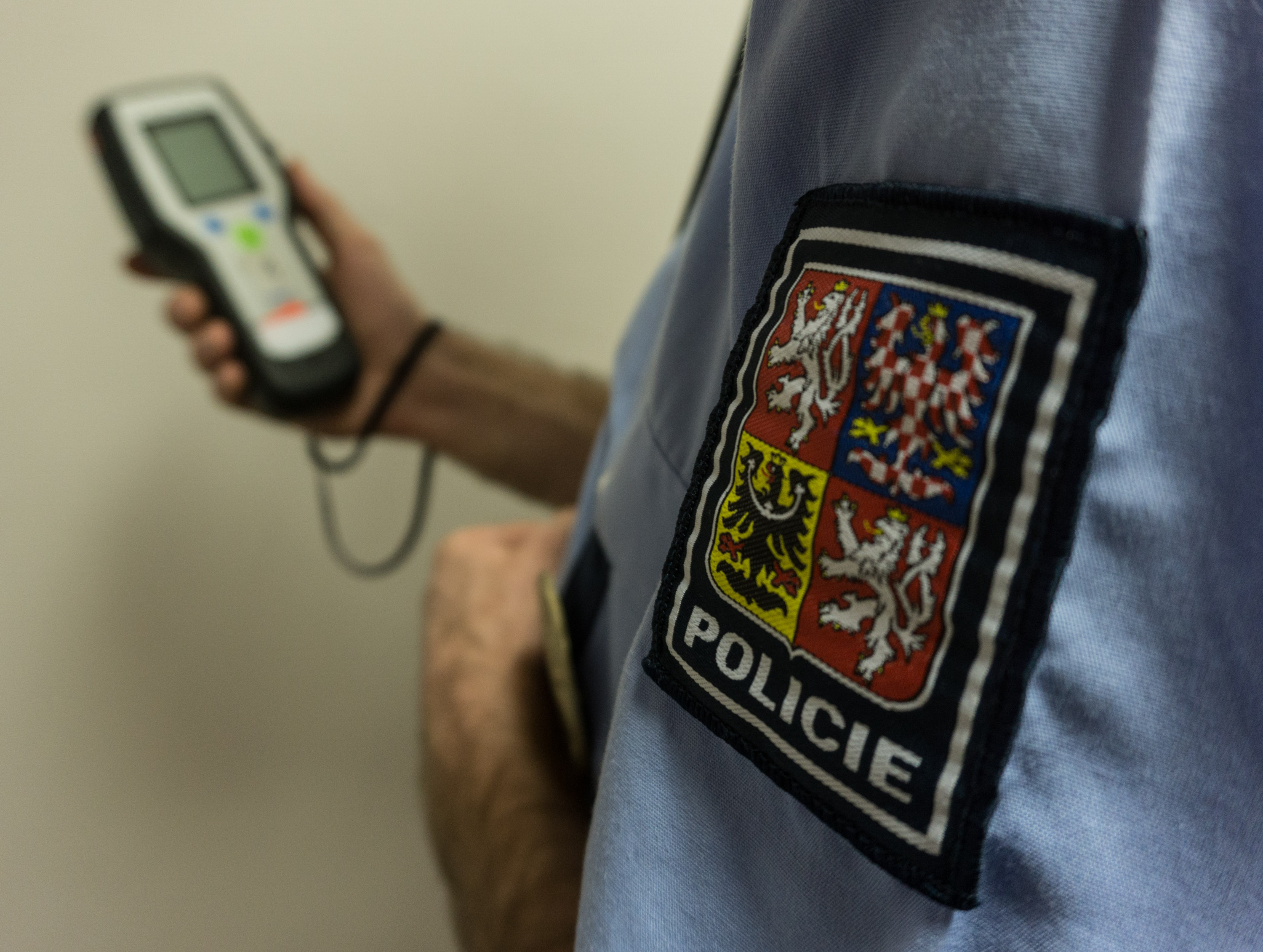 Policista s dechovým analyzátorem Dräger