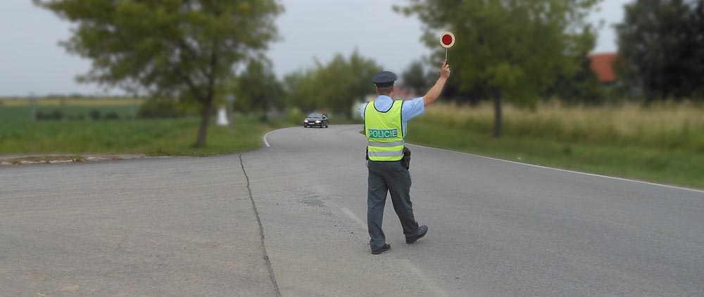 Policisté mnohdy provádějí silniční kontroly na místech, kde byste je nečekali...